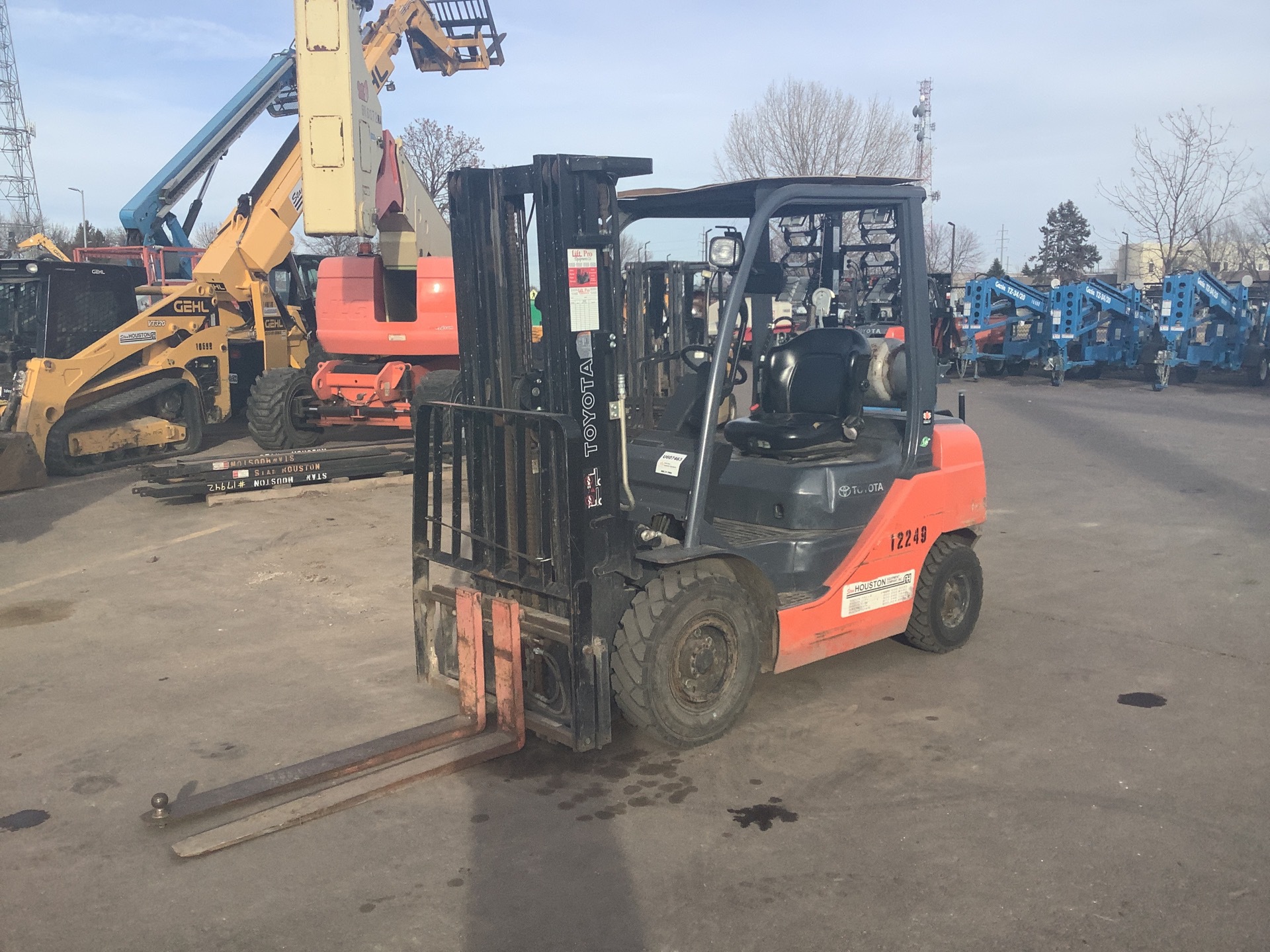 2017 Toyota 8FGU25 3750 lb Pneumatic Tire Forklift
