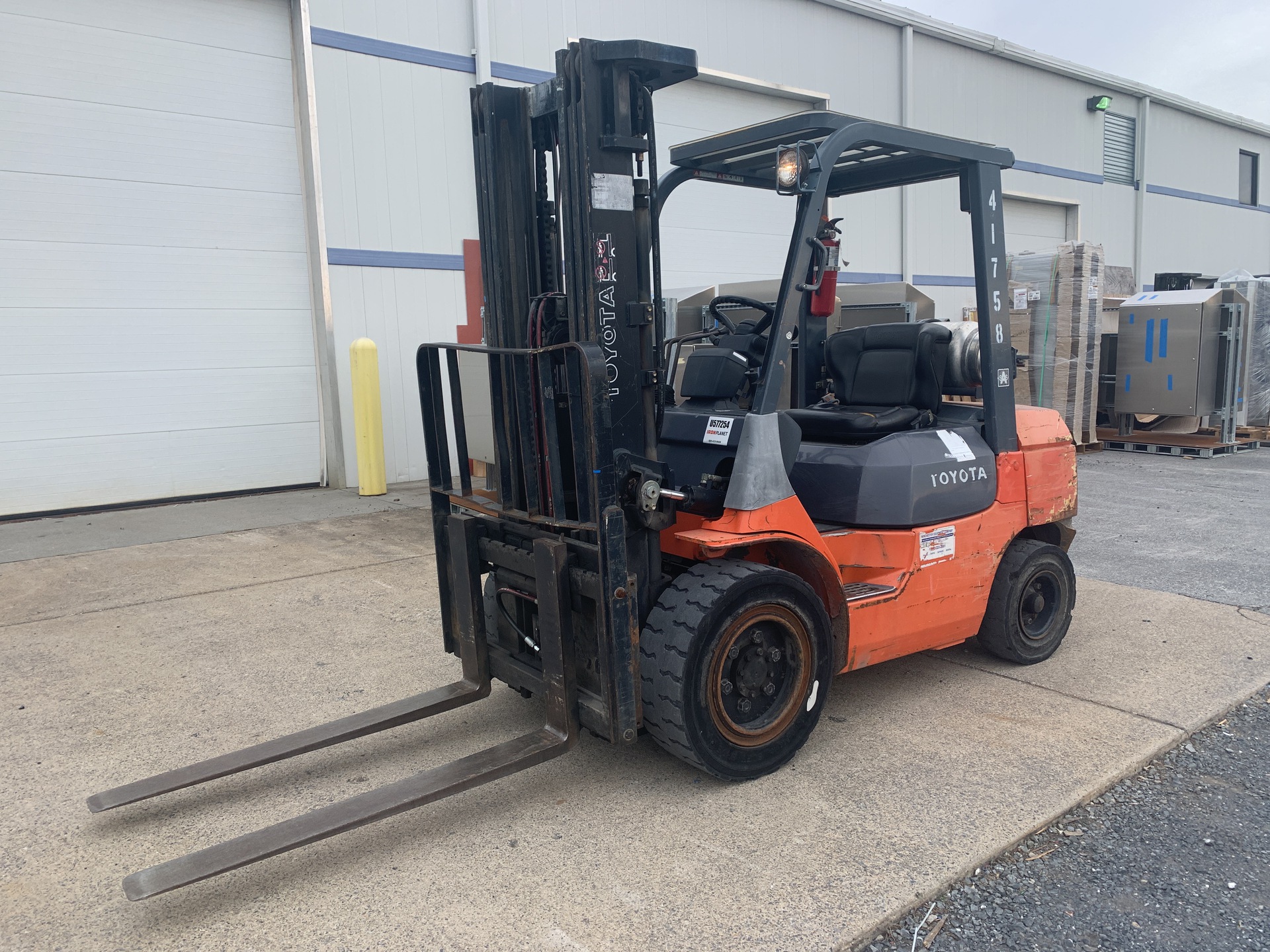 2000 Toyota 7FGU30 6000 lb Pneumatic Tire Forklift