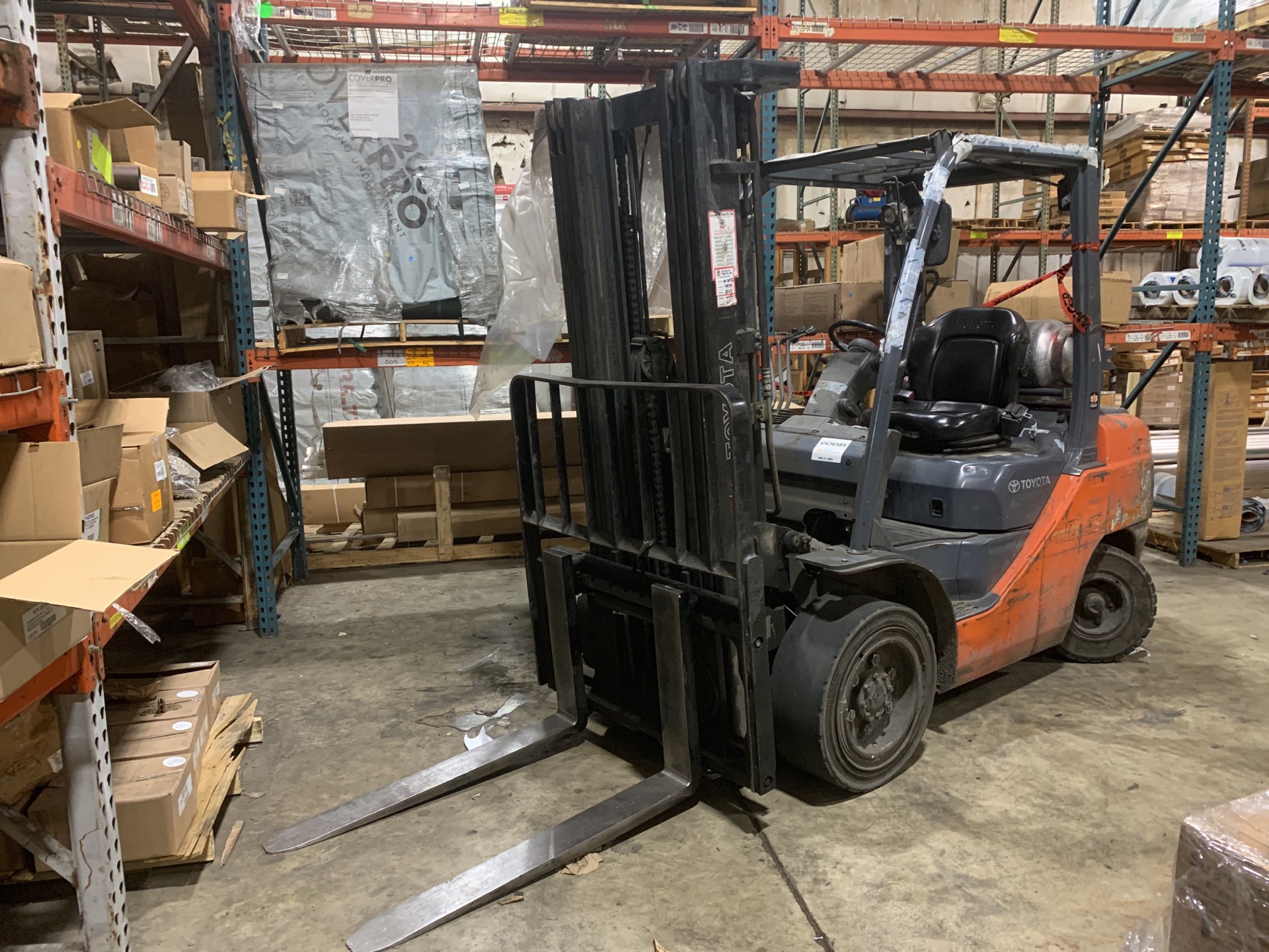 2017 Toyota 8FGU30 5620 lb Pneumatic Tire Forklift