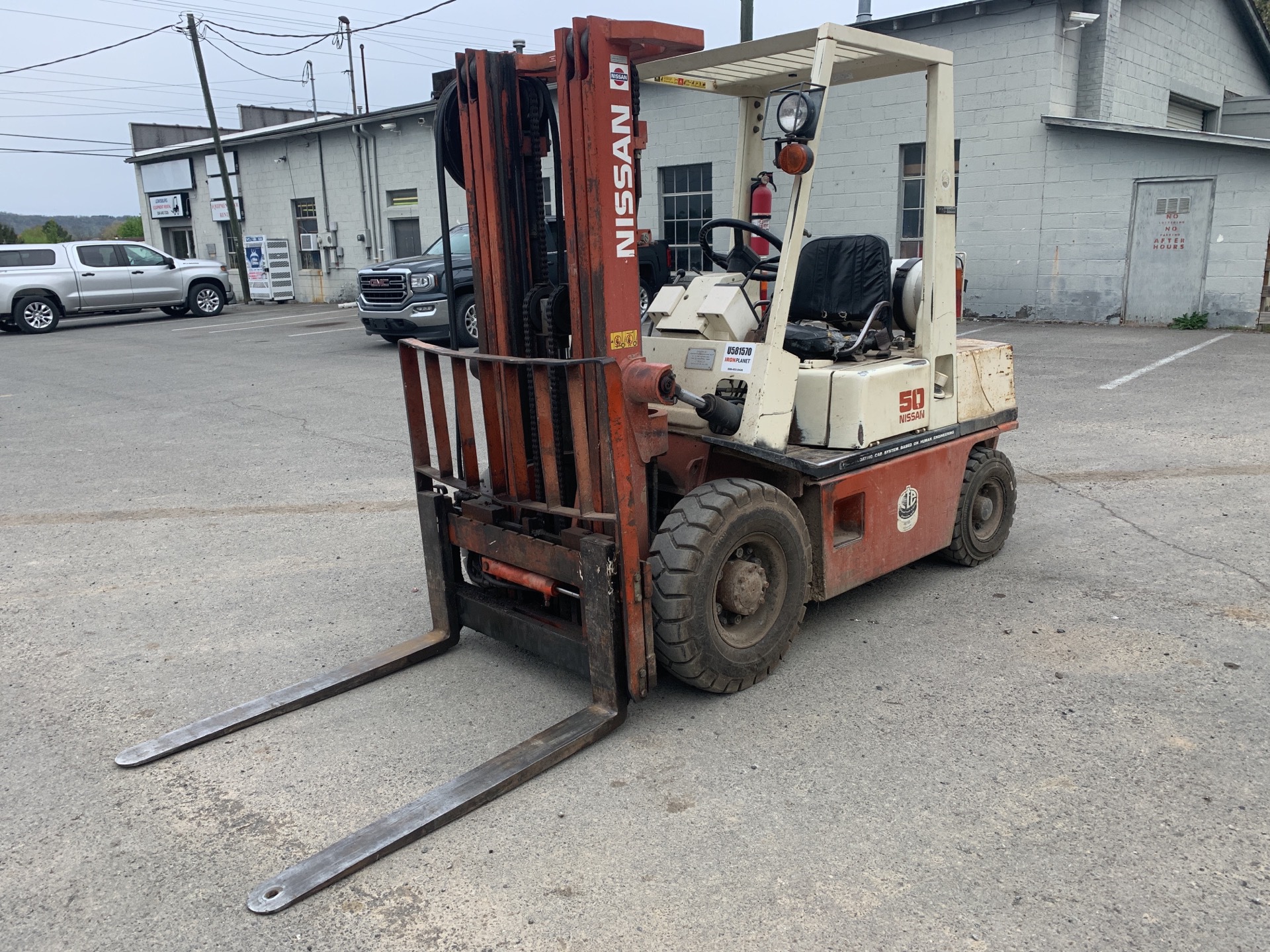 1989 Nissan PH02A25V 4700 lb Pneumatic Tire Forklift